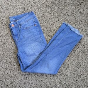 Frayed hem skinny jeans